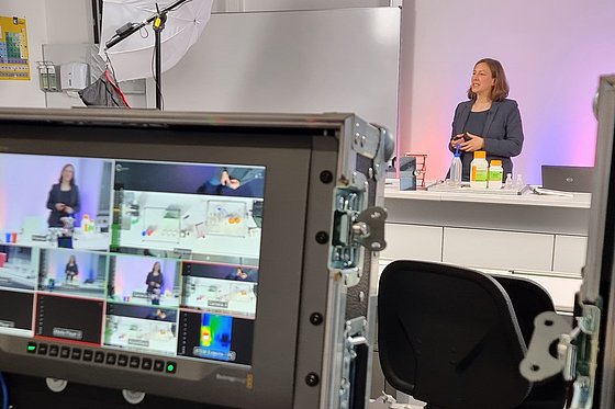 Foto von Prof. Claudia Bohrmann-Linde im Studio beim Livestream