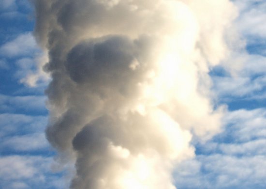 Bild zeigt Rauch der in den Himmel aufsteigt