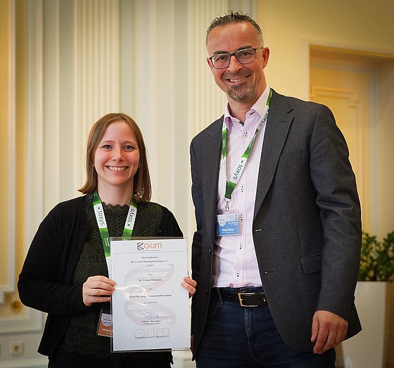 Dr. Vivien Michaelis und Prof. Dr. Jörg Fahrer (Präsident der Gesellschaft für Umwelt-Mutationsforschung e.V. (GUM)