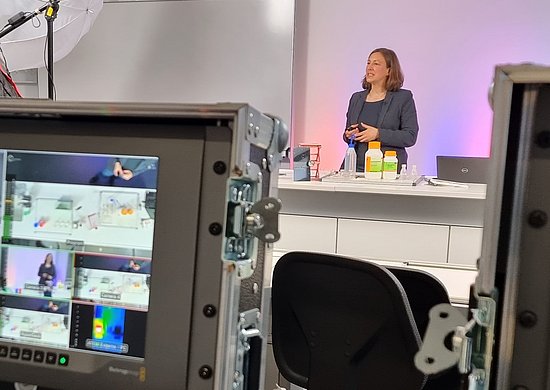 Foto von Prof. Claudia Bohrmann-Linde im Studio beim Livestream